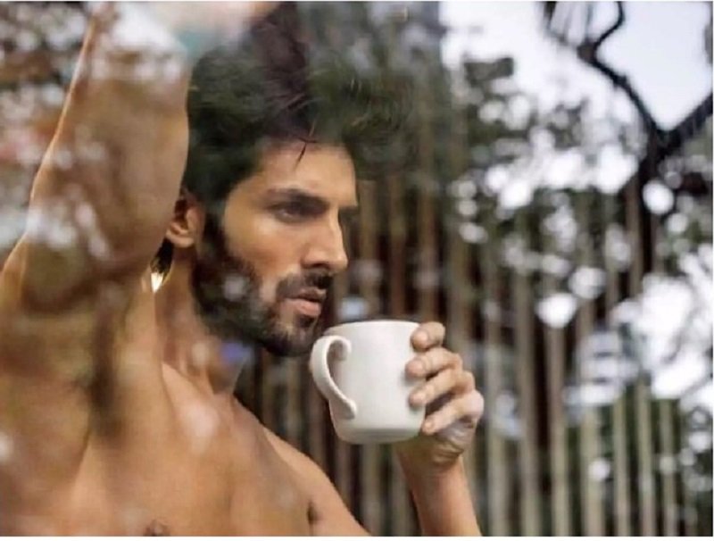 ‘කාර්තික් ආර්යන්’ නිරෝගී – කඩවසම් සිරුරක් සඳහා අත්‍යවශ්‍ය කරුණු 04ක් හෙළි කරයි