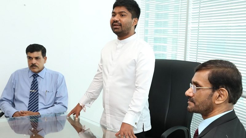 සියලු නිලධාරීන් සාමූහිකව අපේක්ෂිත ඉලක්ක කරා යා යුතුයි – රාජ්‍ය අමාත්‍ය ඩී.වී චානක