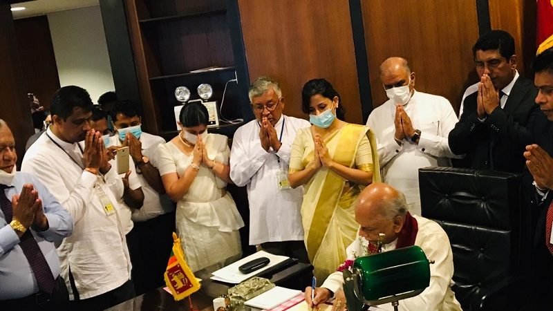 අමාත්‍ය දිනේෂ් ගුණවර්ධන  පාර්ලිමේන්තුවේ සභානායක ධූරයේ වැඩ භාරගනියි