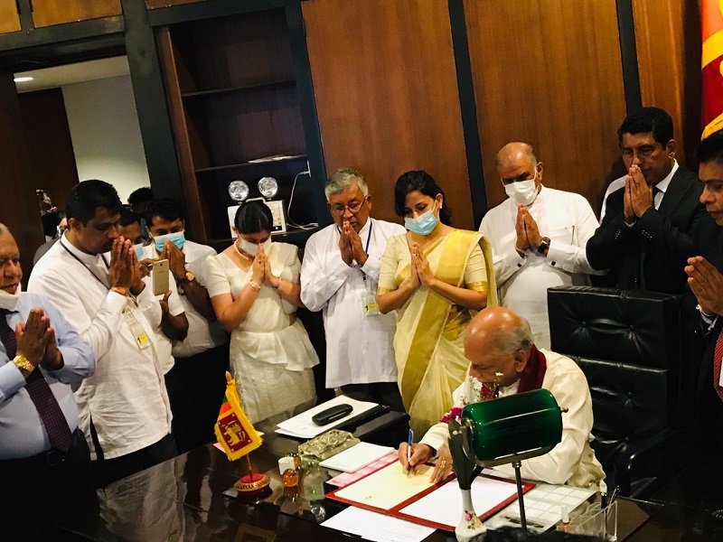 අමාත්‍ය දිනේෂ් ගුණවර්ධන  පාර්ලිමේන්තුවේ සභානායක ධූරයේ වැඩ භාරගනියි