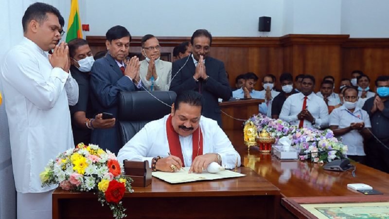 අග්‍රාමාත්‍ය මහින්ද රාජපක්ෂ මුදල් අමාත්‍යවරයා ලෙස රාජකාරී අරඹයි