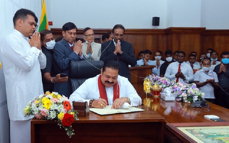 අග්‍රාමාත්‍ය මහින්ද රාජපක්ෂ මුදල් අමාත්‍යවරයා ලෙස රාජකාරී අරඹයි