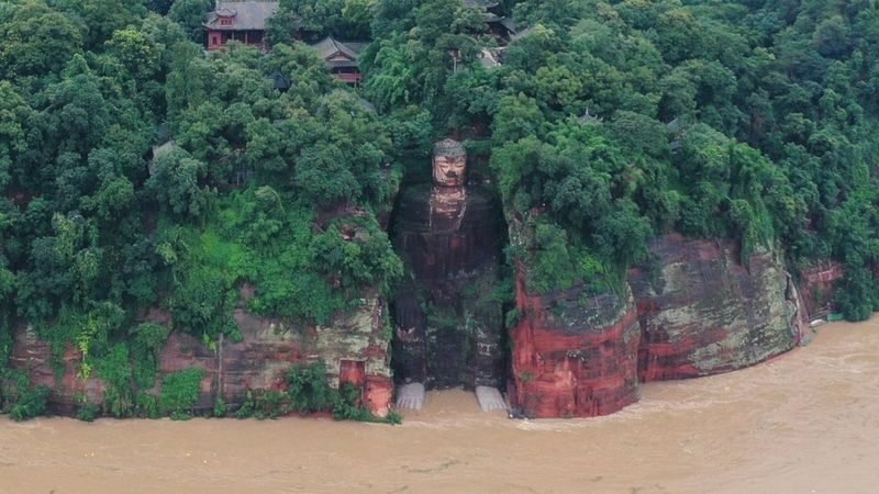 චීනයේ ‘ලෙෂන්’ යෝධ බුදුරුව දශක හතකට පසු පළමු වරට ගං දියෙන් තෙත් වෙයි
