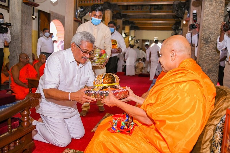 ජනපති – අගමැති – නව ඇමතිවරු ත්‍රෛනිකායික මහානායක හිමිවරු බැහැ දකිති