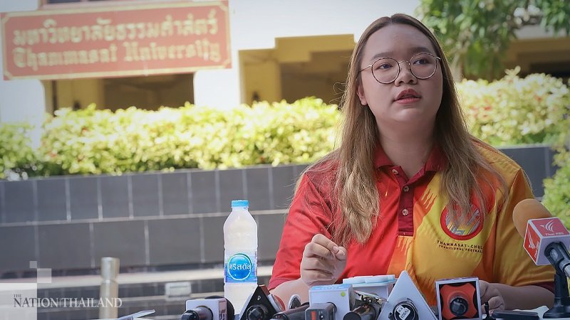 තායිලන්ත රජුගේ අසහාය බල පරාක්‍රමයට අභියෝග කරන 21 හැවිරිදි ශිෂ්‍යාව