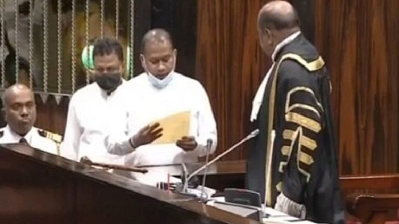 එල්ලුම් ගහට නියම කර සිටින රත්නපුරේ ‘චොකා මල්ලි දැන් ප.ම’