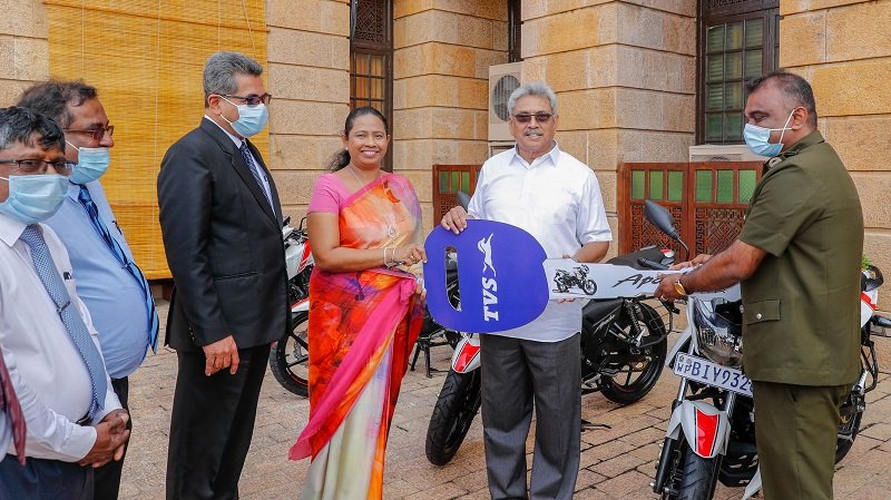 ජනපති අතින් මහජන සෞඛ්‍ය පරීක්ෂකවරුන්ටයතුරු පැදි