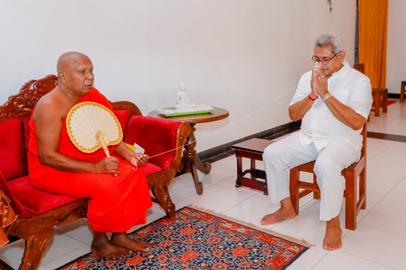 රටට යෝග්‍ය නව ව්‍යවස්ථාවකට ජනතාව ජනපතිට බලය දී තිබෙනවා – මහා සංඝරත්නය පෙන්වා දෙති