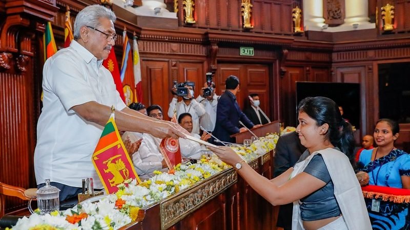 රාජ්‍ය සේවයට බඳවාගත් උපාධිධාරීන්ට සංකේත පත්වීම් ප්‍රදානය ජනපති ප්‍රධානත්වයෙන්