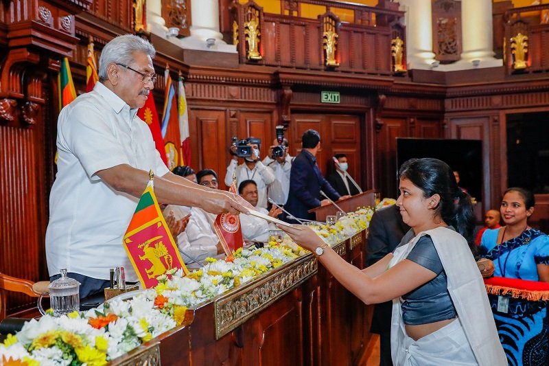 රාජ්‍ය සේවයට බඳවාගත් උපාධිධාරීන්ට සංකේත පත්වීම් ප්‍රදානය ජනපති ප්‍රධානත්වයෙන්