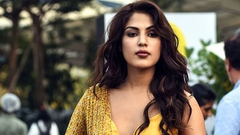 සුෂාන්ත් සිං රාජ්පුත් සිය දිවිනසා ගැනීම: බොලිවුඩ් නිළි රියා චක්‍රවර්ති අත්අඩංගුවට