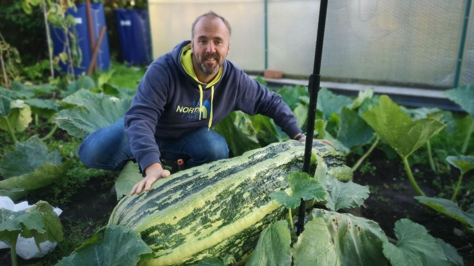 කොරෝනාට අභියෝග කරමින් ලෝකයේ ලොකුම එළවළු එළිබසී