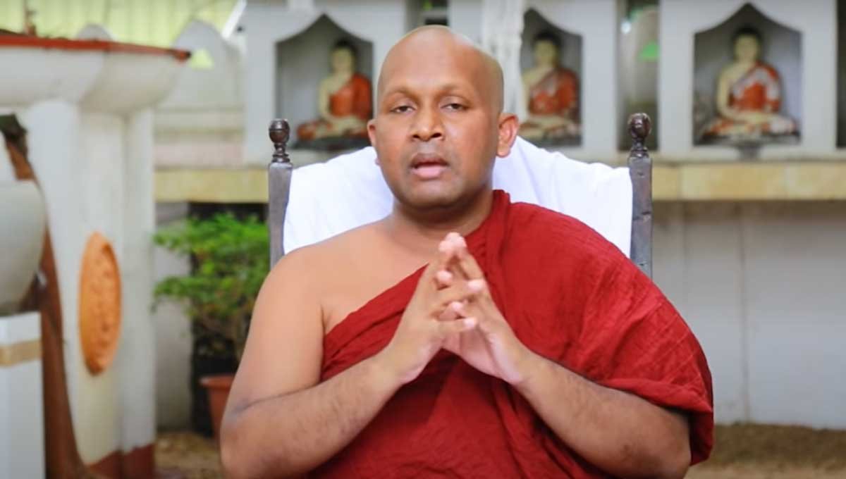 අපි දැන් කොහොමද සිවුරක් ඇඳන් පාරේ බැහැලා යන්නේ..? බදියුදීන් ඔබ එලියට එන්න.. මං හැංගෙන්නම්..