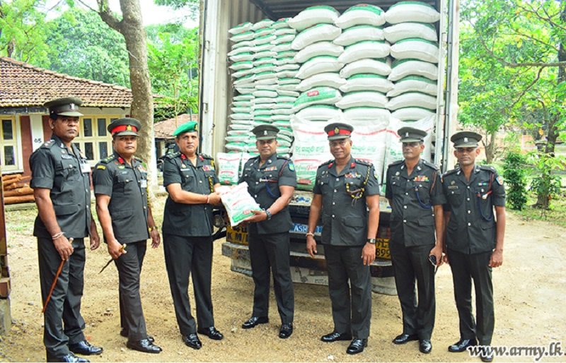 යුද්ධ හමුදාව වගා කළ පාරම්පරික සහල් යුද්ධ හමුදාවම බෙදා ගනී