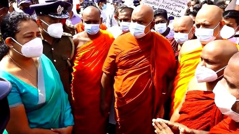 කොරෝනා මරණ භූමිදානය ගැන භික්ෂූන් අතර මතභේදය අවිලෙයි !