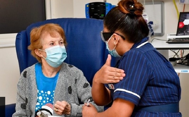 ලංකාව පැණි පස්සේ යද්දී ‘ලෝකයේ පළමු Pfizer/BioNTech එන්නත’ ලබාදීම ඇරඹෙයි