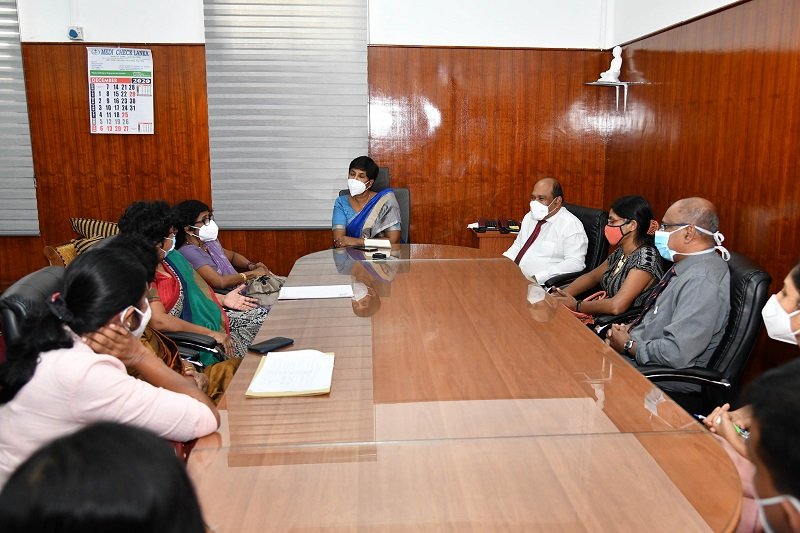 කොරෝනා පැණිවලට එරෙහිව කොවිඩ් ඇමැතිනි පොල්ල අතට ගනී