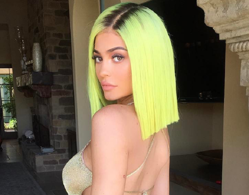 සුපිරි නිරූපණ ශිල්පිනී ‘කයිලි ජෙනර්ගේ’ සුපිරි Hair Colours විලාසිතා