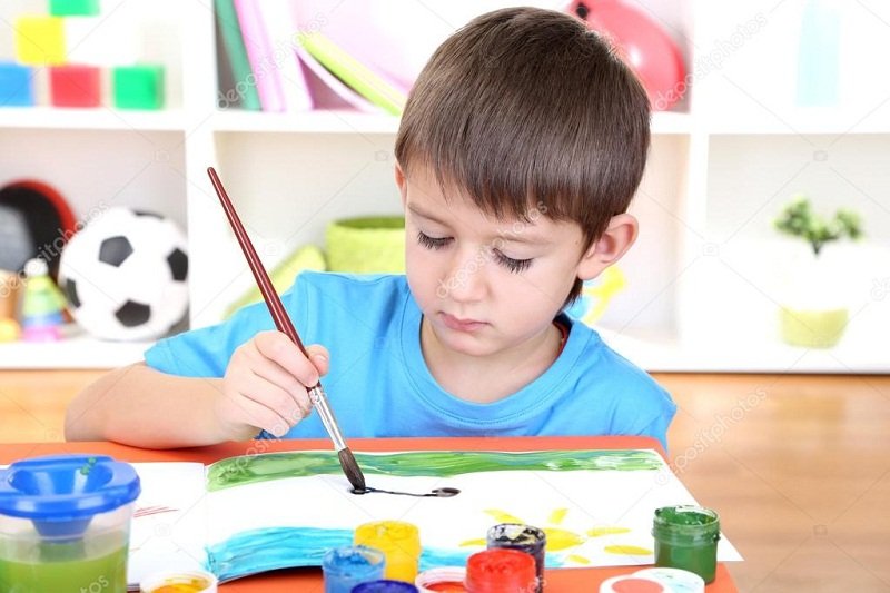 සුන්දර – යහපත් දරුවෙකු අවශ්‍ය නම් ‘පැන්සලත් පින්සලත්’ අතට දෙන්න