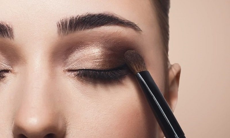 Eye makeup නිවැරදිව ඉවත් කරමුද ?
