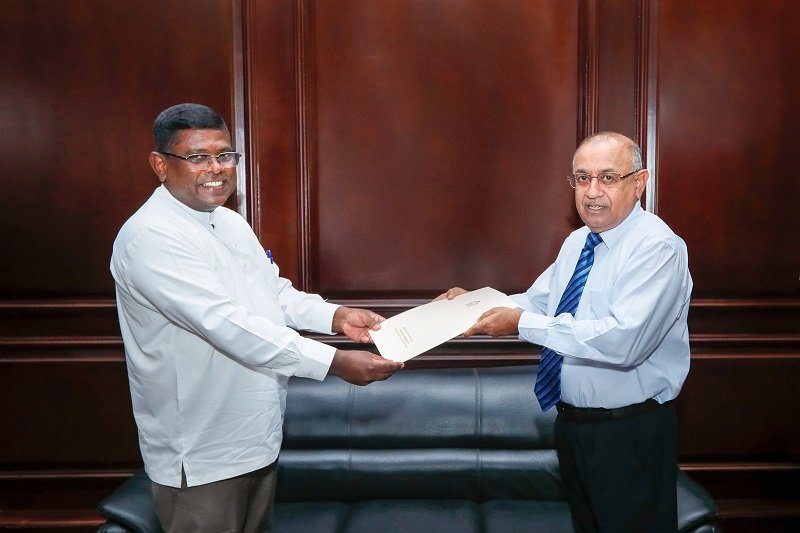 කෘෂිකර්ම සහ දේශීය ඇගළුම් නිෂ්පාදන අමාත්යාංශවලට නව ලේකම්වරුන්