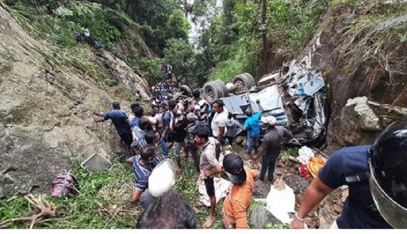 මාස 6කට පෙර පාරට වැටුණු කළුගල ජීවිත 15ක් බිලිගනී – වගකීම කාගේද ?