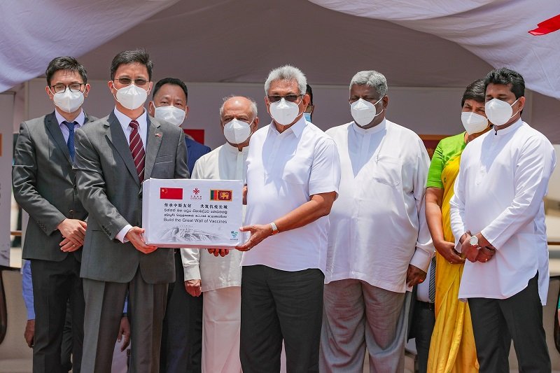 චීනය පරිත්‍යාග කළ කොවිඩ් මර්දන එන්නත් තොගය ජනපති ගුවන් තොටුපොලේ දී භාර ගනී