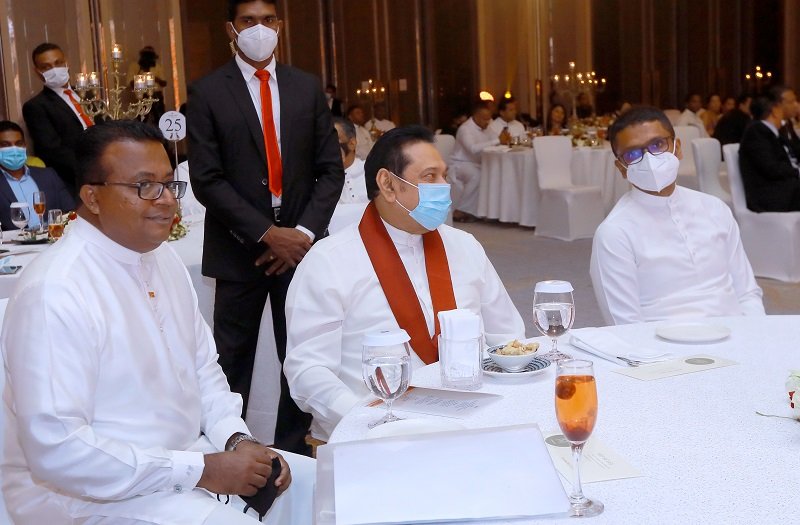 ‘ජාතික ඇඳුමෙන් සැරසී සිටි’ තරුණ ව්යවසායකයින් පිරිසකට අගමැති කී කතාව