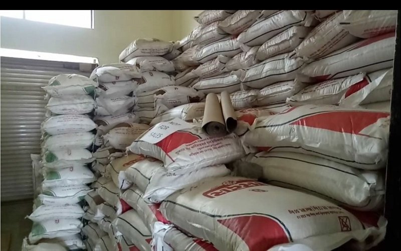 සගවාගෙන සිටින රසායන පොහොර වහාම වෙළෙදපොළට නිකුත් කරනු – රජය කියයි