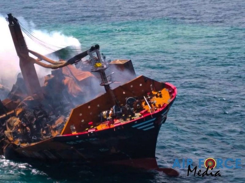 පාරිසරික ව්‍යසනය පිළිබඳ භීතිය මධ්‍යයේ X-Press Pearl ගිලී යයි