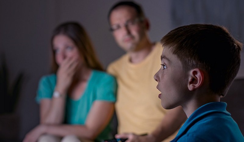 නිමක් නැති ප්‍රවෘත්ති වලින් ඔබේ දරුවාගේ ‘සිත‘ අවුල් වෙන බව ඔබ දැන සිටියාද ?