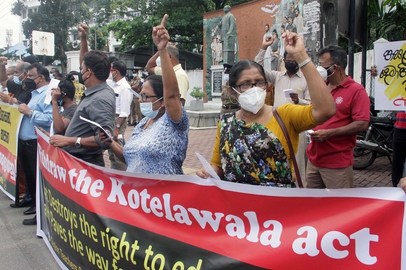 ‘මර්දනය අස්සේ’ පොලිසිය ලිංගික හිංසනයත් කරනවාද ? – කාන්තාවන්ගේ ඇඳුම් පමණක් ඉරුණේ කොහොමද ?