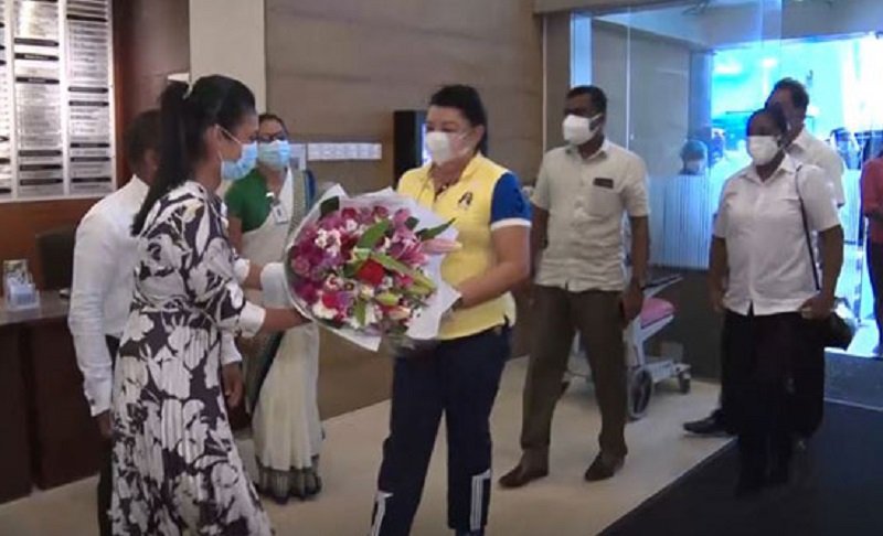 සය නිවුන් දරුවන්ගේ සුව දුක් විමසන්න ශිරන්ති රාජපක්ෂත් යයි