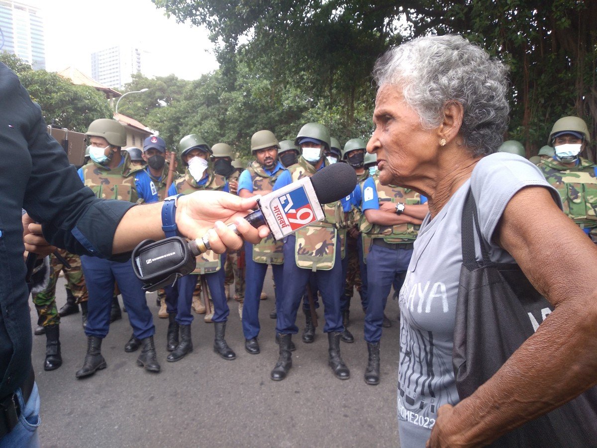 ඉරාජ්ගේ වීඩියෝවක සිටියැයි ජිනා ඇන්ටි අරගල සමරුවෙන් එලවා දමයි…!