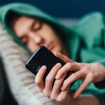 ජංගම දුරකථනයට ඇබ්බැහි වුණ යෞවනයින් ගැන බිහිසුණු හෙළිදරව්වක් !