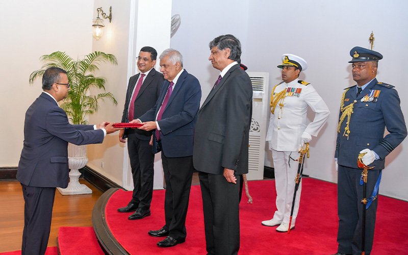 ශ්‍රී ලංකාවට අලුතින් පත්ව පැමිණි තානාපතිවරුන් තිදෙනෙක් සහ මහකොමසාරිස්වරුන් දෙදෙනෙක් ජනපතිට අක්තපත්‍ර භාර දෙති