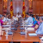 විදුලිබල හා බලශක්ති අමාත්යාංශයේ නිලධාරීන් ජනපතිට සහතියක්