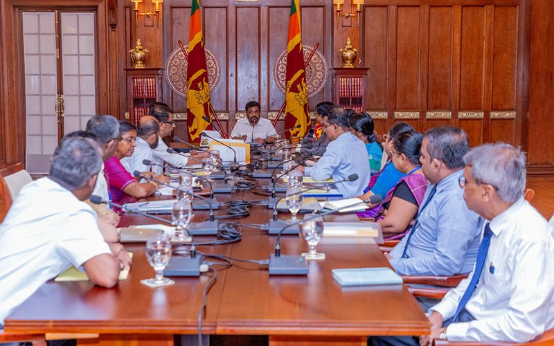 විදුලිබල හා බලශක්ති අමාත්‍යාංශයේ නිලධාරීන් ජනපතිට සහතියක්
