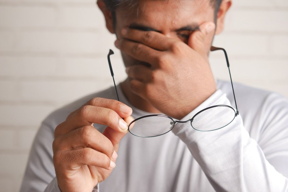 ඩිජිටල් යුගයේ සුලභම රෝගය – ‘අක්ෂි ආතතිය’ අඩුකර ගන්නේ කෙසේද ?