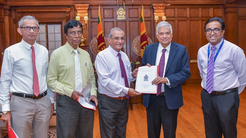 රාජ්‍ය සේවයේ වැටුප් හා දීමනා ඉහළ නැංවීම සඳහා වූ නිර්දේශ ඇතුළත් ජනාධිපති විශේෂඥ කමිටුවේ අවසන් වාර්තාව ජනපතිට