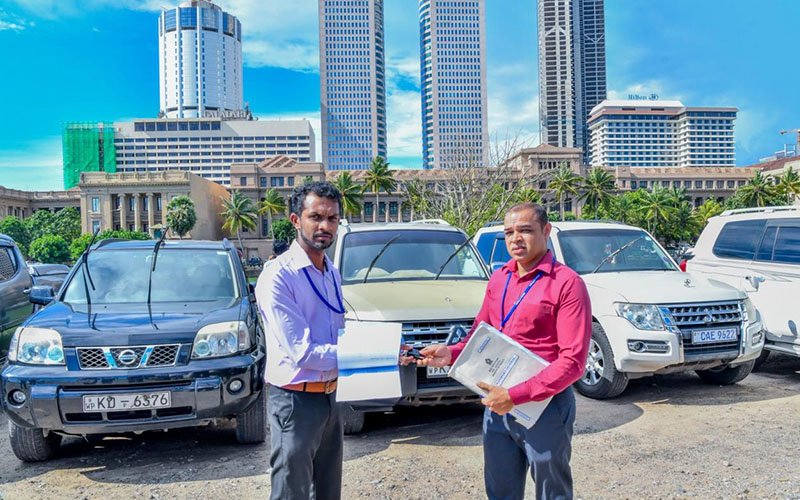 රජයේ ආයතනවලින් ජනාධිපති ලේකම් කාර්යාලයට ලබාගත් වාහන නැවත එම ආයතනවලට