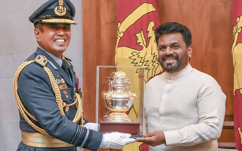 ආරක්ෂක ප්‍රධානීන් සාම්ප්‍රදායානුකූලව සේනාධිනායක ජනාධිපති හමු වෙයි