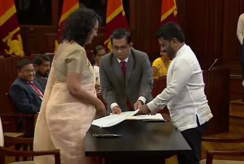 නව කැබිනට් මණ්ඩලය දිවුරුම් දෙයි, නව අගමැතිනිය හරිනි අමරසූරිය