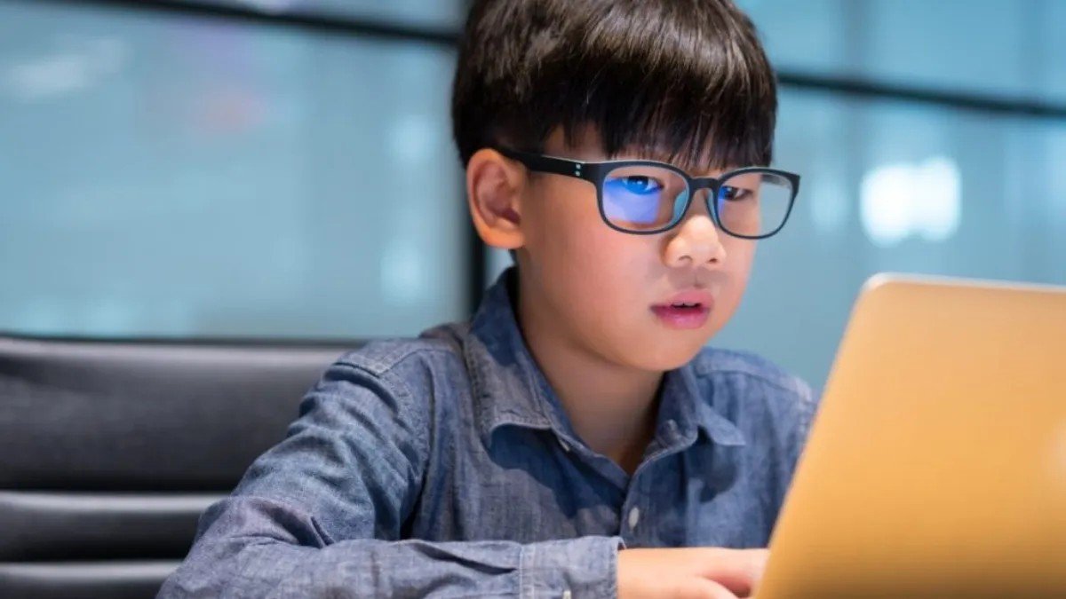 කුඩා කාලයේදීම දරුවන් කණ්නාඩි පළඳින්නේ ඇයි? : හේතු සහ පිළියම් දැන ගනිමු