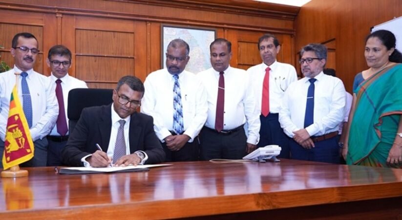 මුදල් අමාත්‍යාංශයේ නව ලේකම් ආචාර්ය හර්ෂණ වැඩ භාර ගනී