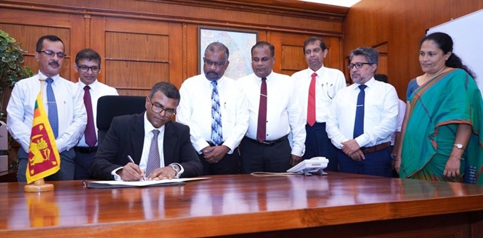 මුදල් අමාත්‍යාංශයේ නව ලේකම් ආචාර්ය හර්ෂණ වැඩ භාර ගනී