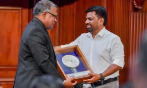 මුදල් අමාත්‍යාංශයේ ලේකම් මහින්ද සිරිවර්ධන මහතාගේ සේවය ඇගයේ