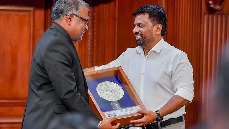 මුදල් අමාත්‍යාංශයේ ලේකම් මහින්ද සිරිවර්ධන මහතාගේ සේවය ඇගයේ