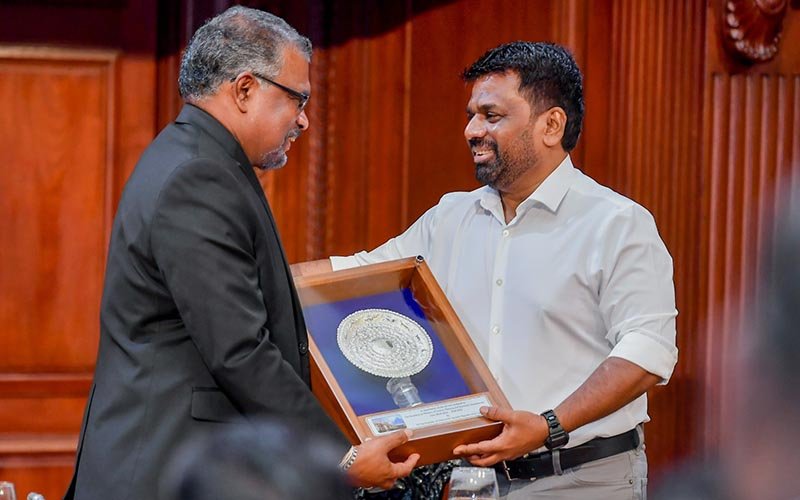 මුදල් අමාත්‍යාංශයේ ලේකම් මහින්ද සිරිවර්ධන මහතාගේ සේවය ඇගයේ